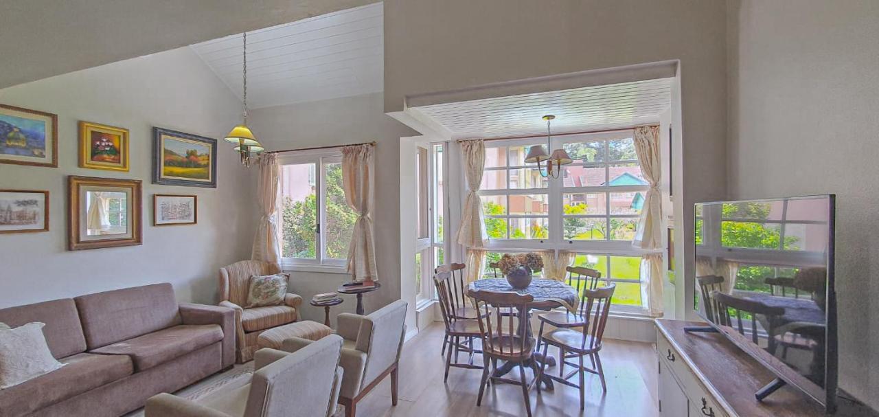 Duplex Floresta Negra - Sua Base Perfeita Em Gramado! Otima Localizacao Lagonegro 500M - 02 Quartos E 02 Banheiros Para Familia Em Condominio Fechad0, Cozinha Completa Com Garagem E Portaria 24H Luaran gambar