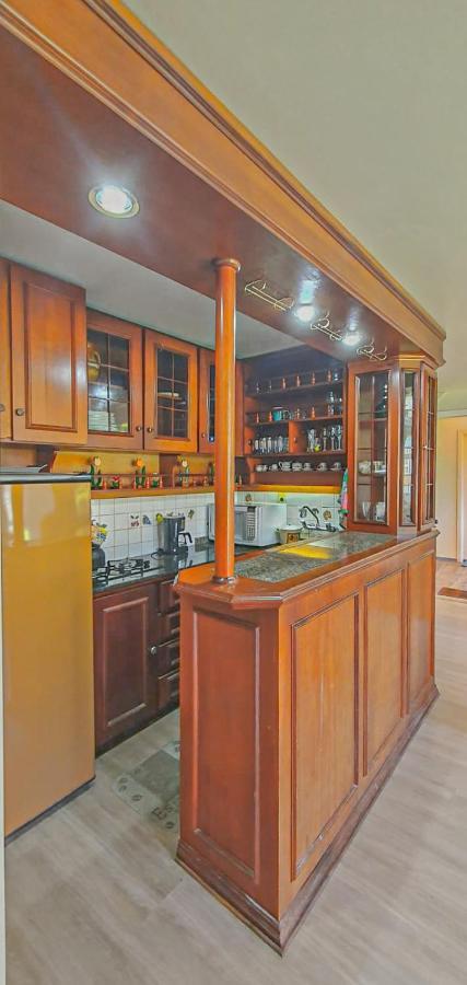 Duplex Floresta Negra - Sua Base Perfeita Em Gramado! Otima Localizacao Lagonegro 500M - 02 Quartos E 02 Banheiros Para Familia Em Condominio Fechad0, Cozinha Completa Com Garagem E Portaria 24H Luaran gambar